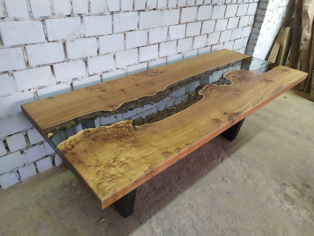 Стол из слэба карагача с прозрачной рекой, декорированной камнями