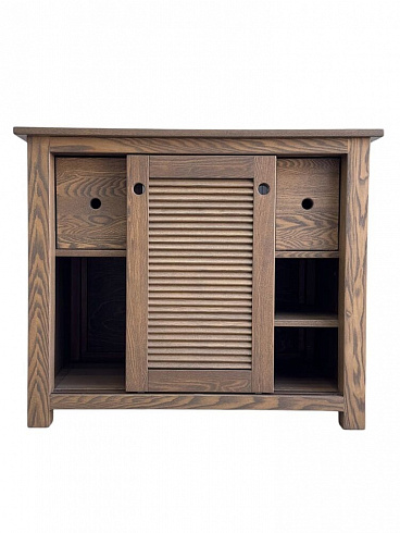 Раздвижные дверцы по центру тумбы, показывающая симметричное расположение боковых выдвижных ящиков